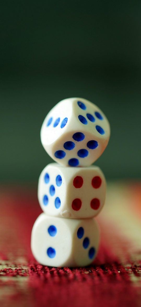 相关游戏网页游戏 App 设置页面截图，包含缓存清理、更新检查与推送频率选项，排版简洁留白充足